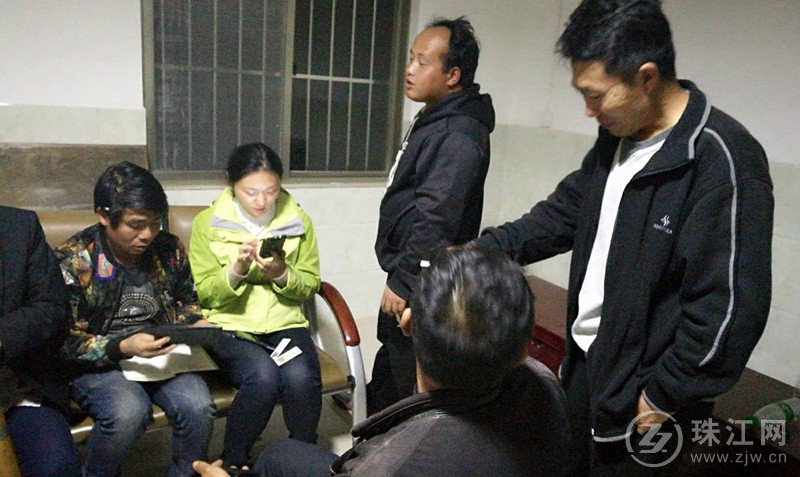 麟区委编办驻村工作队员积极帮助贫困户注册中