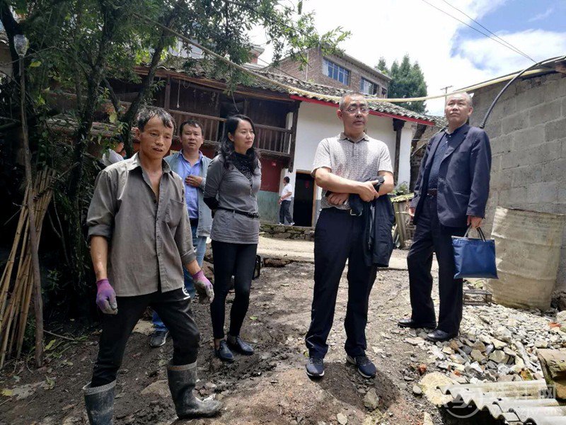 曲靖市人民检察院调研组到富源县营上镇迤启村委会调研指导脱贫攻坚
