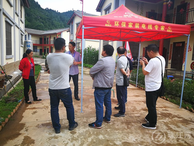曲靖市工商局到东山镇芙蓉村调研指导旅游市场