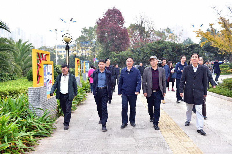 市政协主席朱德光到曲靖经开区检查推动创文工作 市政协主席朱德光到曲靖经开区检查推动创文工作