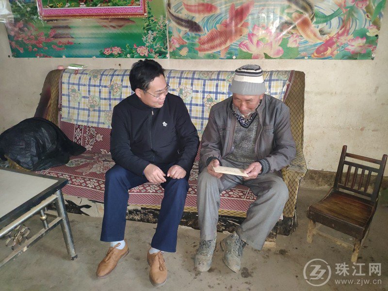 曲靖市委编办开展新春慰问道德模范活动