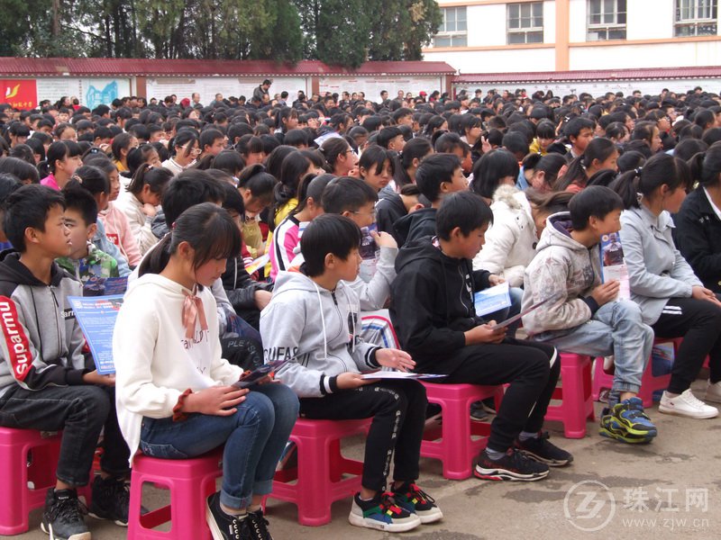 宣威民警进校园开展扫黑除恶知识讲座