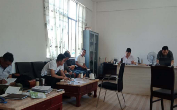 射落村传达学习解决两不愁三保障突出问题座