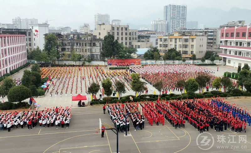罗平:腊山街道新村小学举行"献礼中华70年 我爱你中国