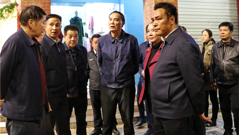 李文荣带队到沾益区经开区夜访督查创文工作 李文荣带队到沾益区经开区夜访督查创文工作