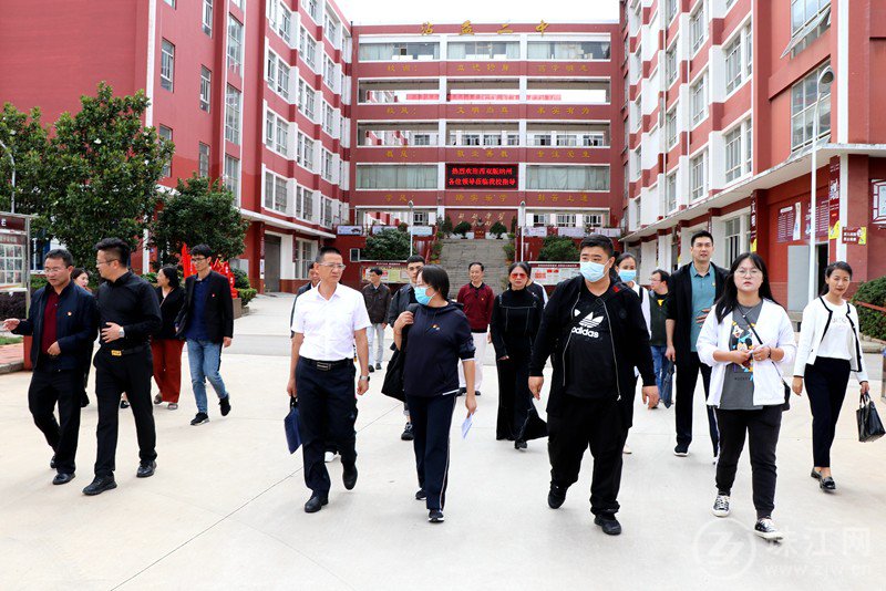 西双版纳州考察团到沾益二中参观考察