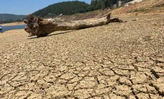 实拍潇湘水库：水位急剧下降，土地干枯开裂！但是好消息来了！