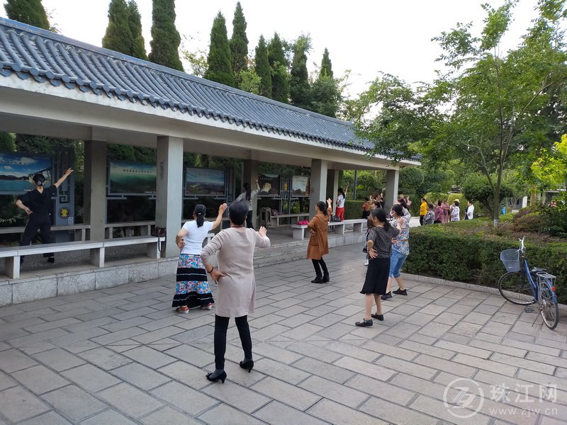 陆良西华公园:又恢复昔日早晚热闹的场面