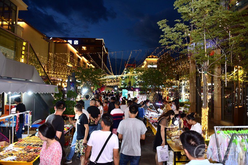 对标 "24小时城市"曲靖外滩未来可期"发展夜经济,当然不能只瞄准外地