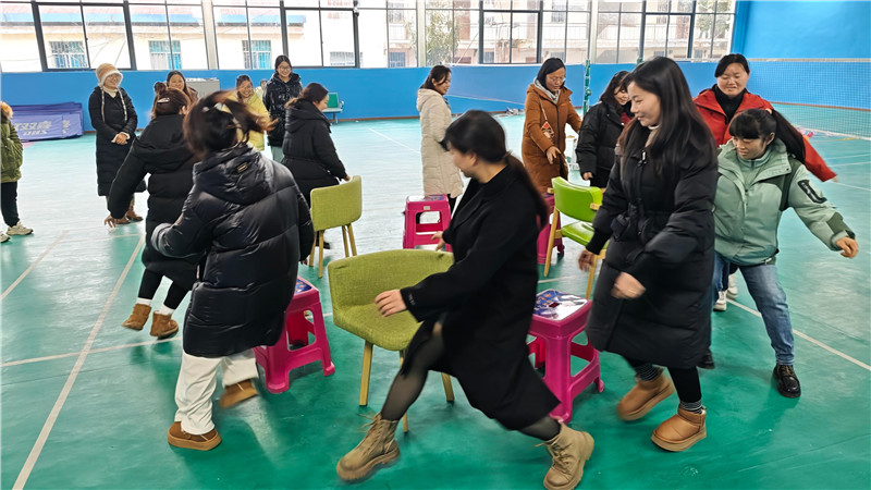 罗平县旧屋基乡政府职工共庆元旦，文体活动精彩纷呈